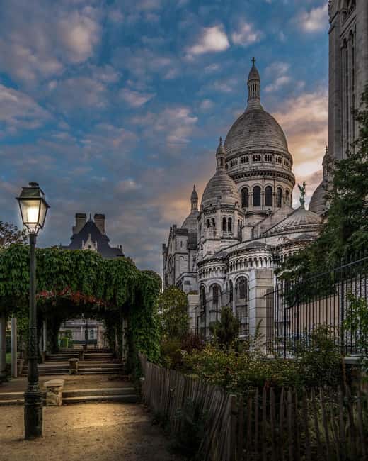 Paris: Montmartre hidden gems walking Tour with Local Guide - The Pink House, vineyards, and quieter lanes