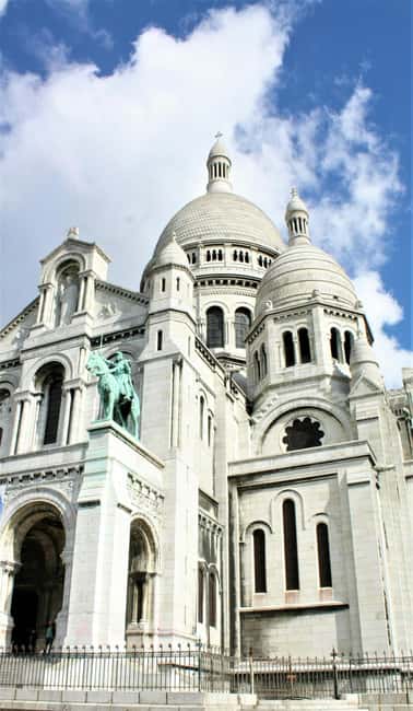 Paris: Montmartre hidden gems walking Tour with Local Guide - What the 16-person group size means