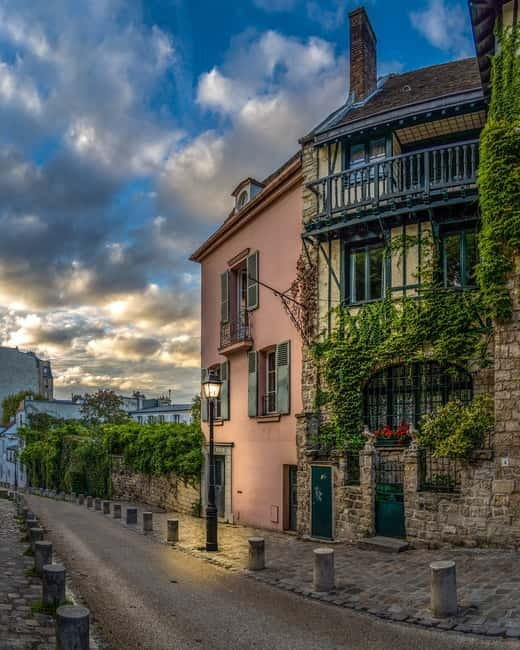 Paris: Montmartre Highlights Walking Tour with a Local Guide - Why Montmartre makes a good walking tour