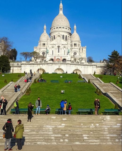 Paris: Montmartre Hill & Sacré-Cœur Guided Walking Tour - Climbing to Sacré-Cœur