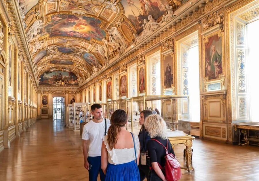 Paris: Montmartre, Notre-Dame, & Louvre Tour with Cruise - Medieval Paris on Île de la Cité