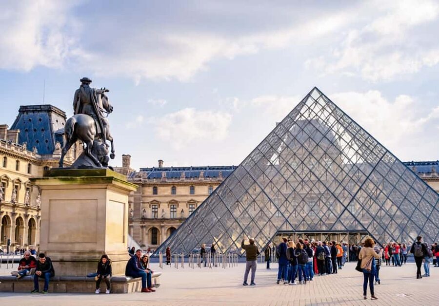 Paris: Montmartre, Notre-Dame, & Louvre Tour with Cruise - The walking, transport, and group reality