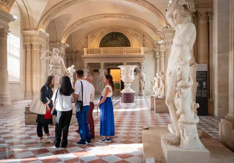 Paris: Montmartre, Notre-Dame, & Louvre Tour with Cruise - Who should book this tour