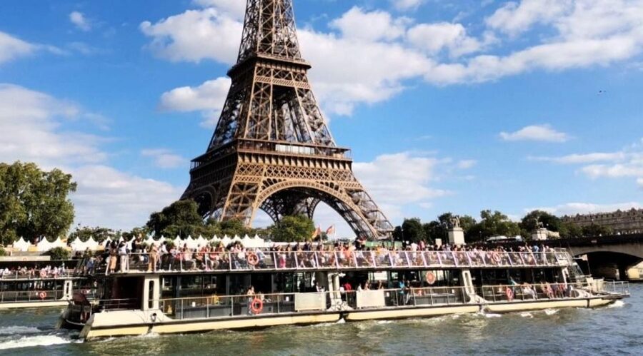 Paris: Montmartre Private Guided Tour & River Cruise Option - Sacré-Cœur and the first Paris view