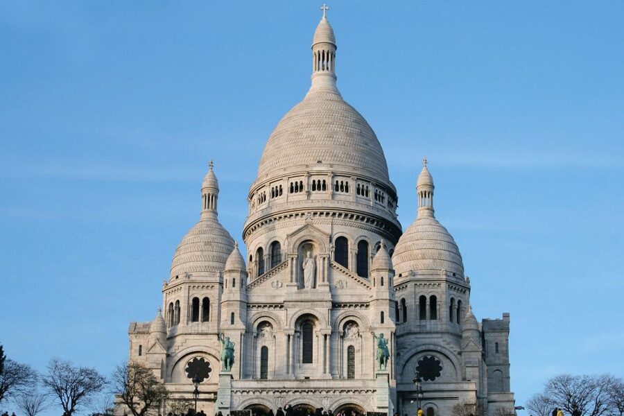 Paris: Montmartre Small Group Guided Walking Tour - Le Bateau-Lavoir and the stories behind the buildings