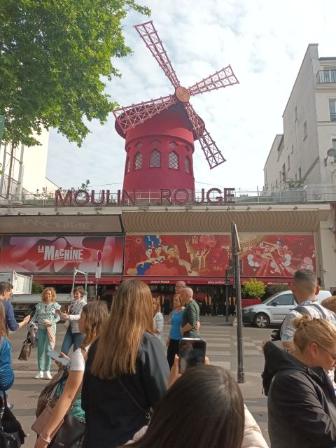 Paris: Montmartre Small Group Guided Walking Tour - Finishing at the Moulin Rouge