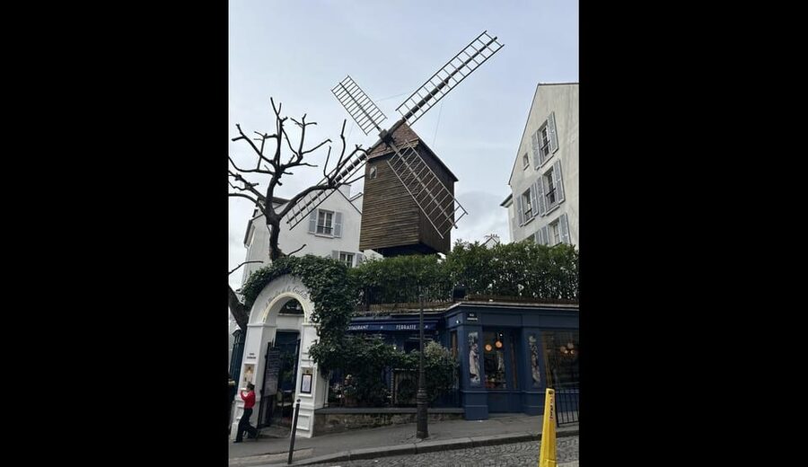 Paris: Montmartre Tour with Sacré-Cœur (Wine Tasting Option) - Is the wine tasting worth the extra time?