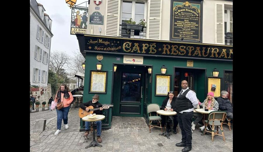 Paris: Montmartre Tour with Sacré-Cœur (Wine Tasting Option) - Why Montmartre works so well on foot