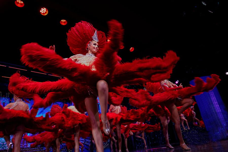 Paris: Moulin Rouge Show with Champagne and Drop-Off Service - Arriving at the Moulin Rouge in Montmartre