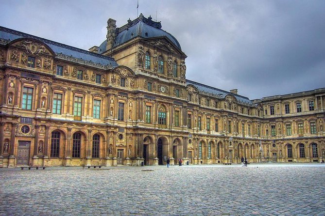 Paris Murders and Mysteries semi-private tour of the Louvre - Meeting at the Pyramid and Cour Napoléon