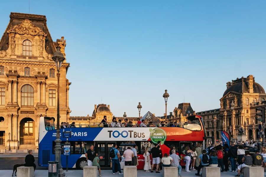 Paris: Night Bus Tour with Audioguide - What the audio guide and app add