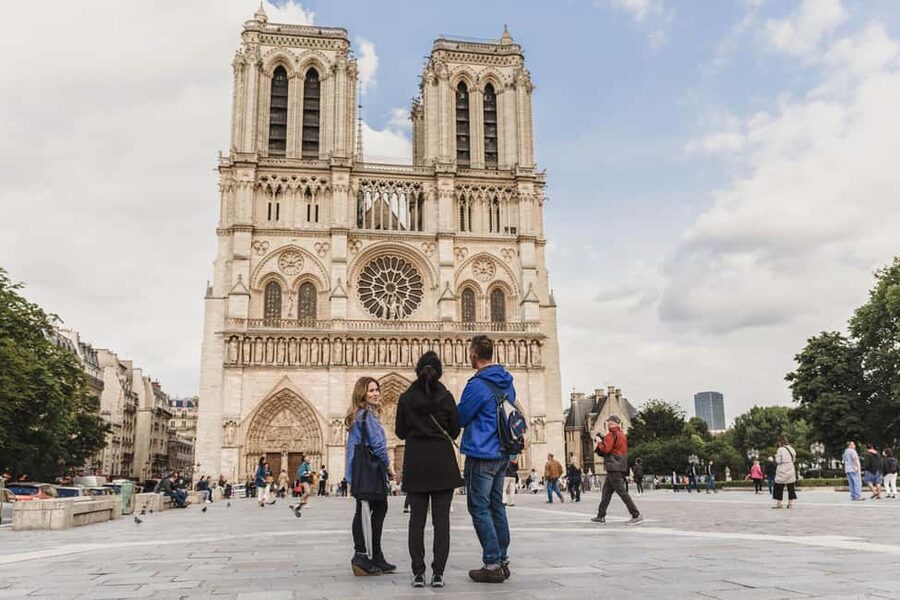 Paris: Notre Dame and Île de la Cité Walking Tour - Walking the island after the cathedral