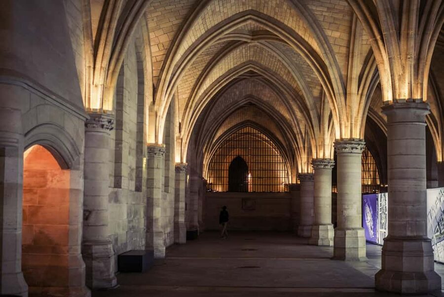 Paris: Notre Dame and Île de la Cité Walking Tour - What the small group really adds
