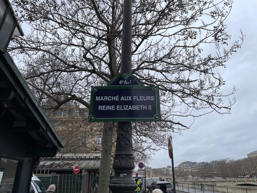 Paris: Notre-Dame Cathedral Exterior Guided Tour - What the guides add to the hour