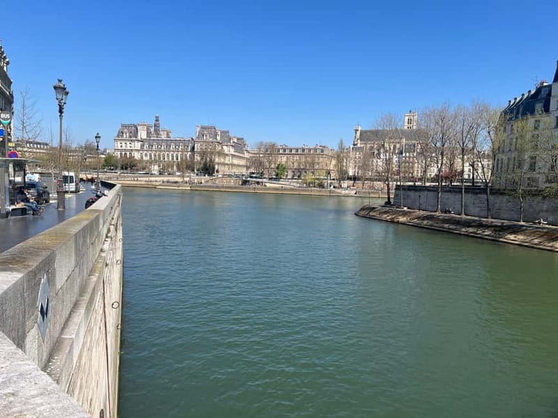Paris: Notre-Dame Cathedral Exterior Tour & Free Entrance - The 2019 fire and Notre-Dame’s recovery