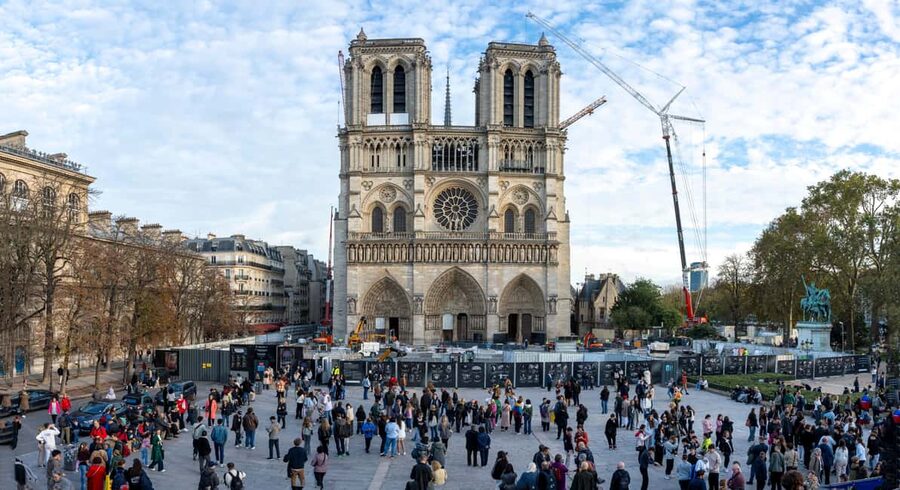 Paris: Notre Dame Cathedral Exterior Tour with Free Entry - How long the queue may take