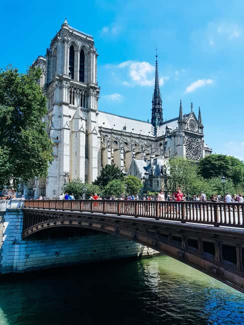 Paris: Notre Dame Cathedral Exterior Tour with Free Entry - Small details that can make the hour better