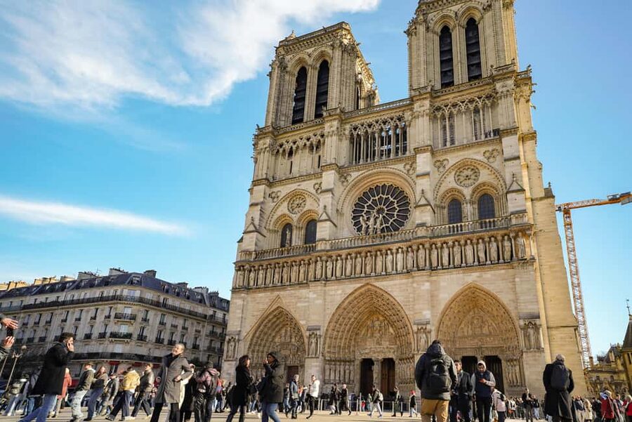 Paris: Notre Dame Cathedral Exterior Tour with Free Entry - Île de la Cité gives Notre Dame its setting