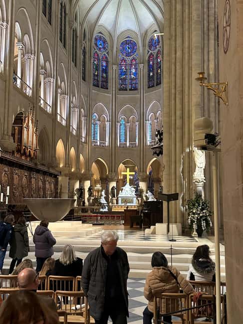 Paris: Notre Dame Cathedral Guided Tour of the Neighborhood - The short sightseeing stops around Notre-Dame