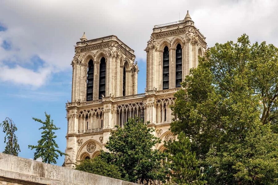 Paris: Notre Dame Outside Tour and Sainte Chapelle Ticket - Walking through Île de la Cité