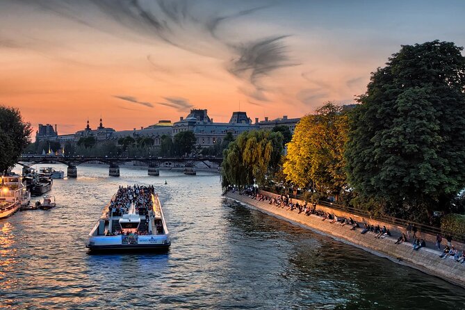 Paris - One Hour Seine River Cruise with Recorded Commentary - Seating, queues, and the practical reality
