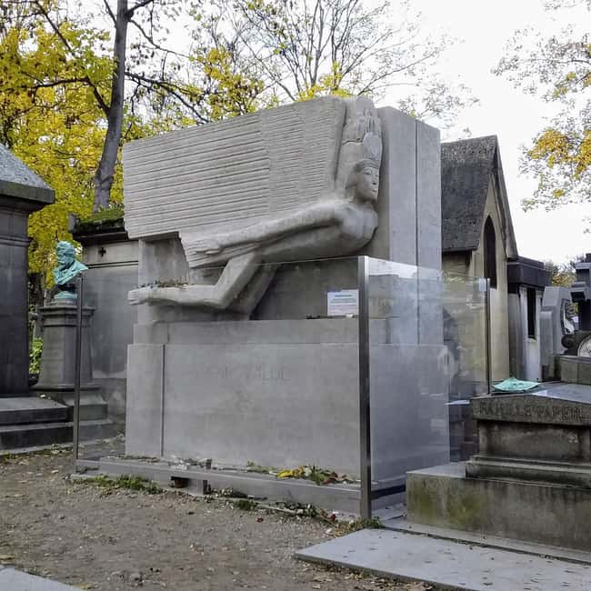 Paris: Père Lachaise Cemetery Visit with Seine River Cruise - The digital audio guide: useful idea, uneven execution