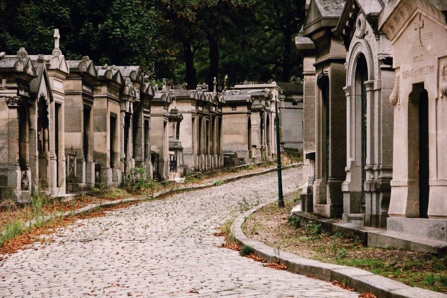 Paris: Père Lachaise Cemetery Walking Tour - What the two-and-a-half-hour walk feels like