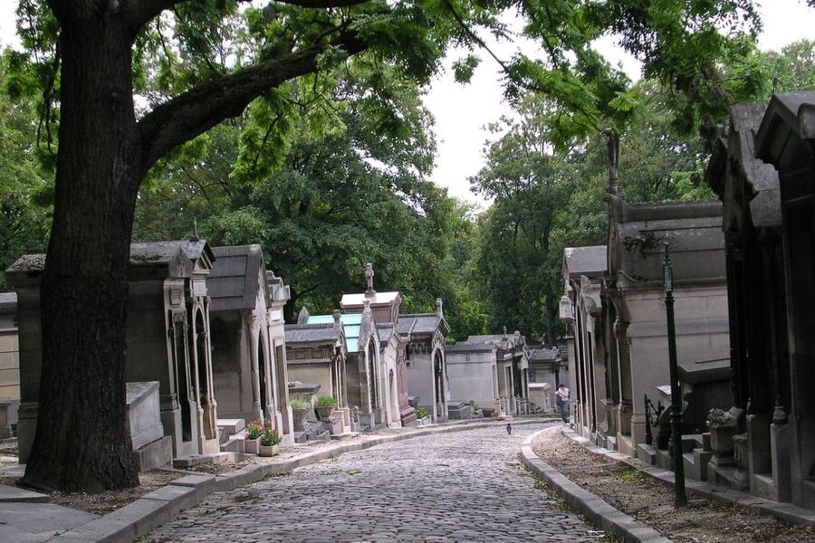 Paris: Père Lachaise Cemetery Walking Tour - Guide style and the small-group advantage