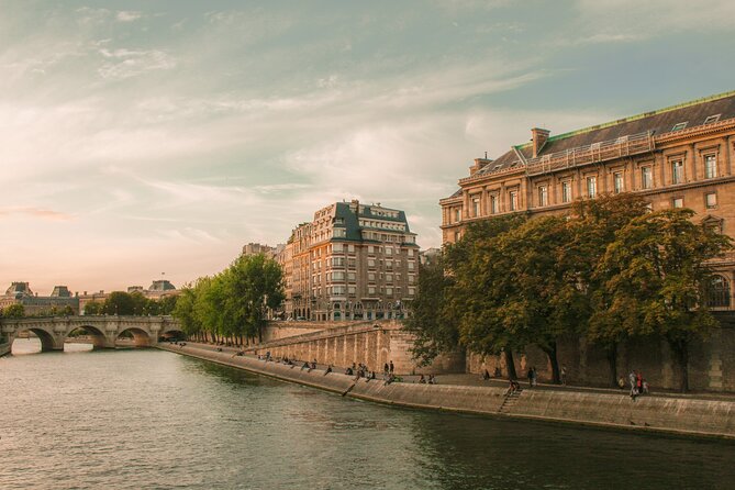 Paris Photography Tour - Self Guided Tour of Paris' Top Instagram Spots - Quais de la Seine, old books and Notre Dame