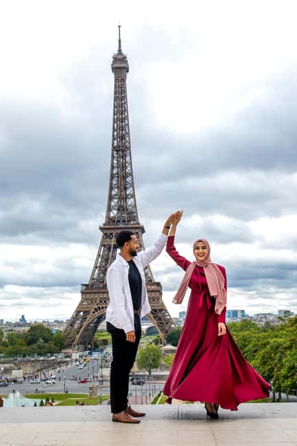 Paris: Photoshoot Around Eiffel Tower with 55 Edited Photos - A good choice for people who dislike posing
