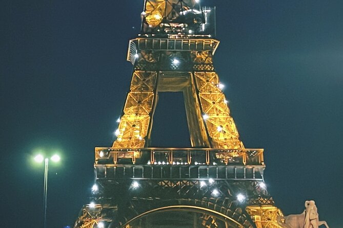 Paris Pink Tour by Night with Champagne - Starting at the Moulin Rouge in Montmartre