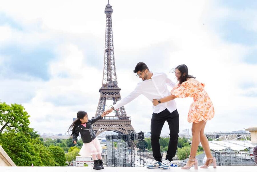 Paris: Premium Photoshoot with Iconic Eiffel Tower Views - Weather, clothing, and timing