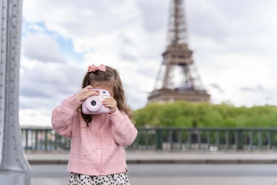 Paris: Premium Photoshoot with Iconic Eiffel Tower Views - How the 15-minute and VIP options differ