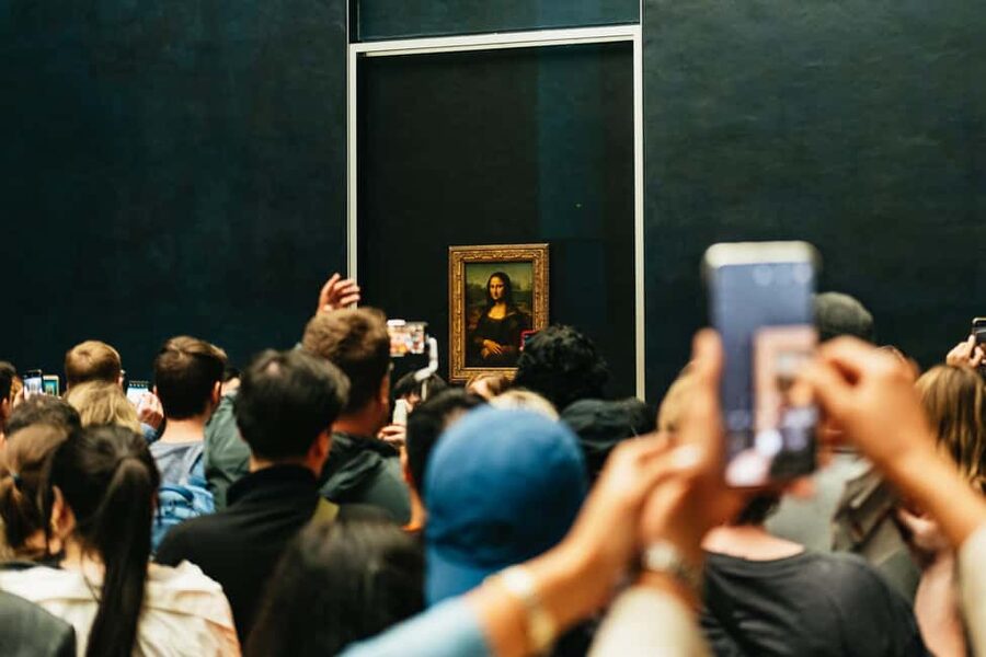 Paris: Priority Access Louvre with Host -Direct to Mona Lisa - Passing security and entering the Louvre