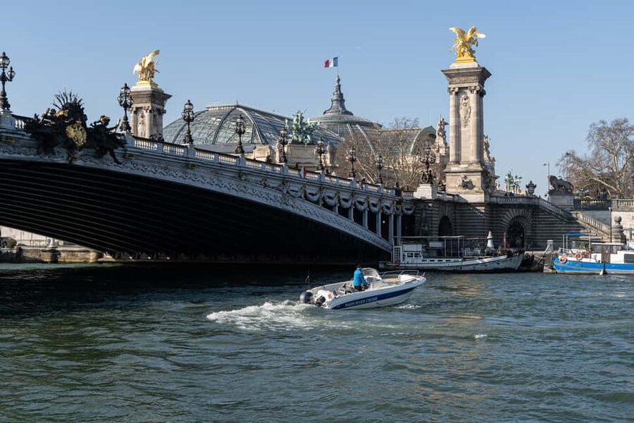 Paris: Private Boat Cruise on Seine River - Ile Saint-Louis and the old churches