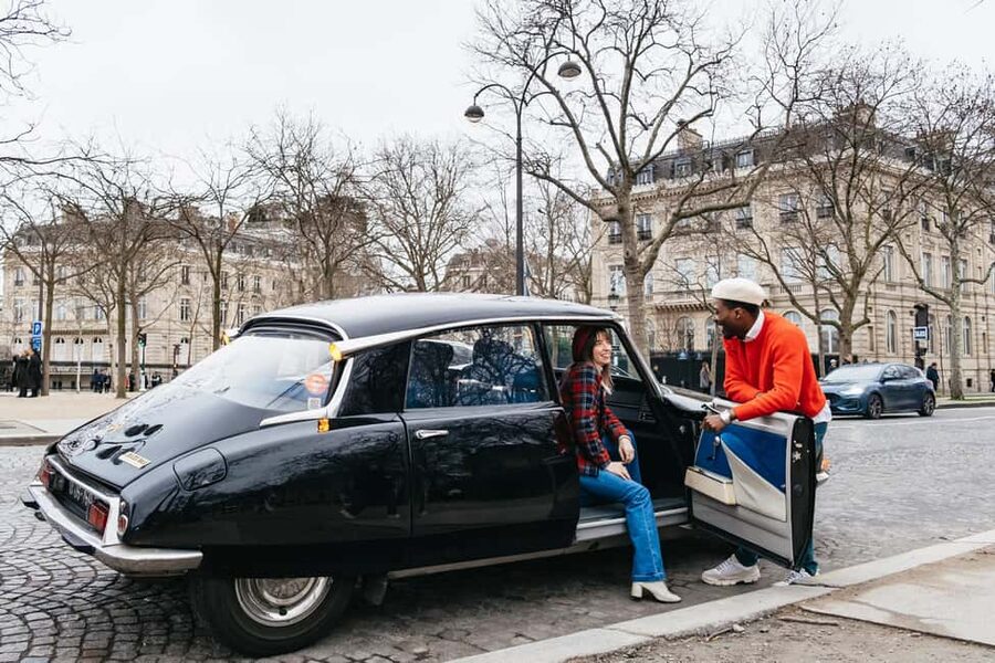 Paris: Private Guided City Tour in a Traction Avant or DS 21 - From Place de la Concorde to the Champs Élysées