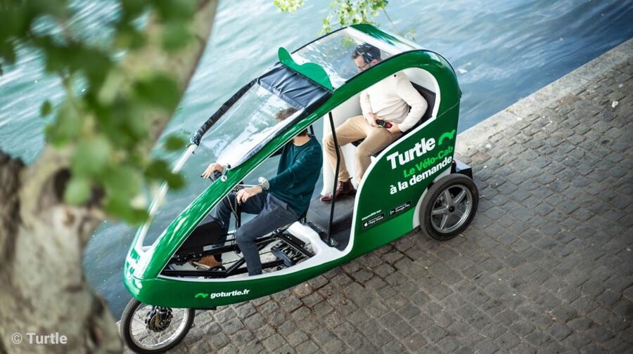 Paris: Private guided tour in Rickshaw bike - Gustave Eiffel - Bir-Hakeim Bridge and the Seine