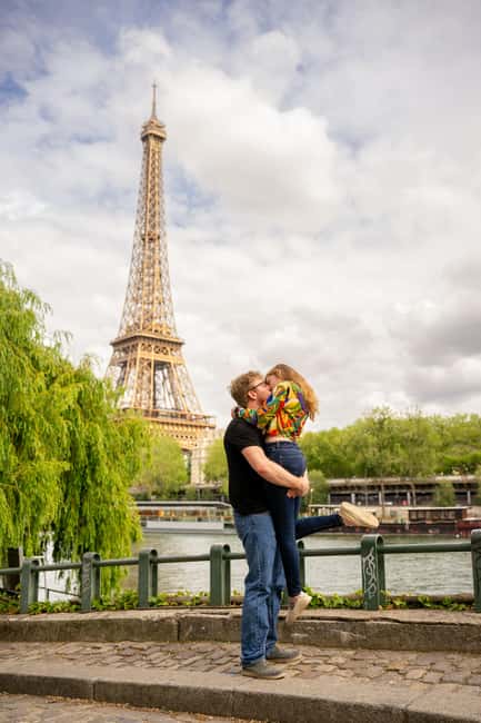 Paris: Private Photoshoot at the Eiffel Tower - Choosing spots around the tower