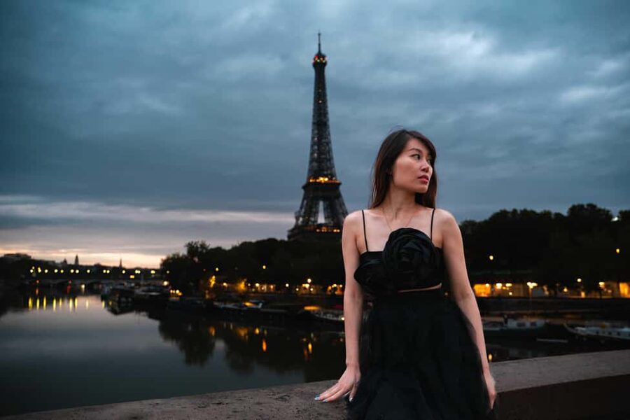 Paris: Private Photoshoot Near the Eiffel Tower - How the posing works for camera-shy people