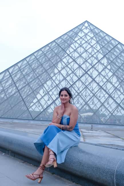Paris: Private Photoshoot Outside the Louvre Museum - Meeting at Louis XIV as Marcus Curtius