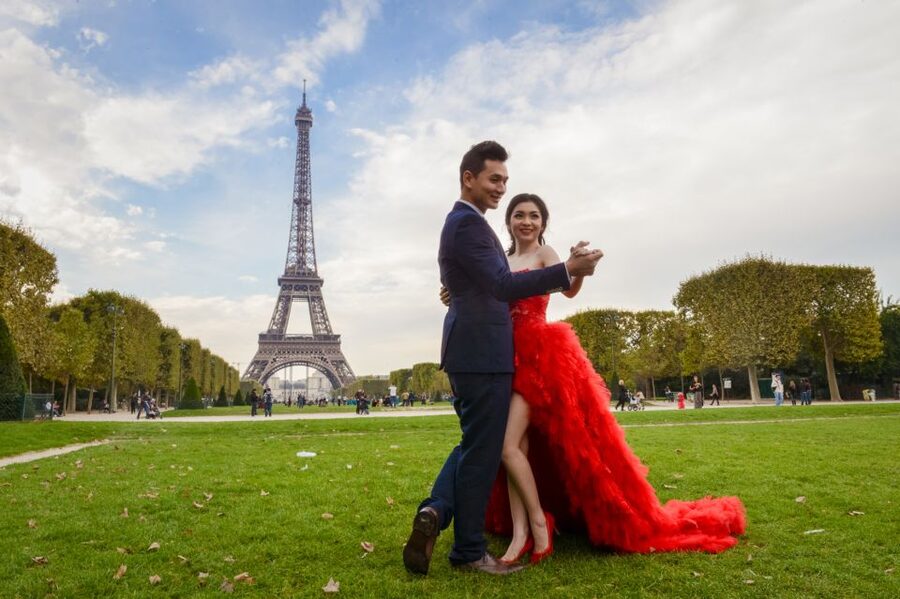 Paris: Private Professional Photo Shoot - What the photographer actually adds
