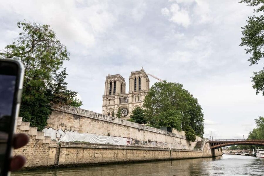 Paris: Private Seine River Cruise - What the guide and boat add to the experience