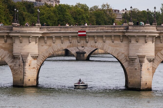 Paris Private Seine River Cruise with your Captain Guide - Pont des Arts, Île de la Cité, and Île Saint-Louis