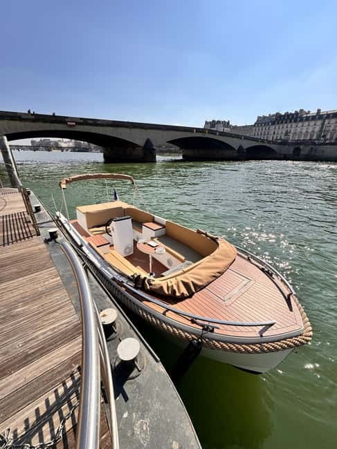 Paris: Private Small Boat Cruise with Rosé and Macarons - Is $446 good value for six people?