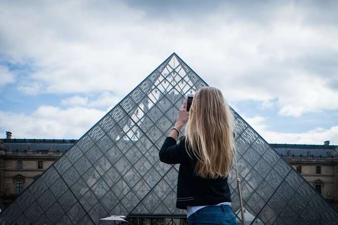Paris Private Tour to Louvre Museum & French Crepes - Pont Neuf and the quiet end of Île de la Cité