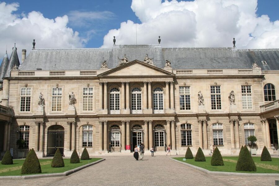 Paris: Private Tour with a Local Guide - Notre Dame and the symbols of Paris