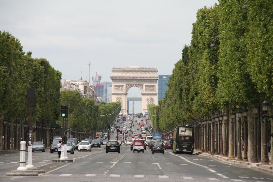 Paris: Private Tour with a Local Guide - The Eiffel Tower, the Arc de Triomphe, and the grand avenue