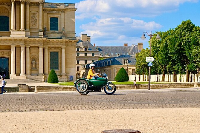Paris: Private Vintage Sidecar Tour with Pick-Up at your Hotel - Notre-Dame and the river crossing
