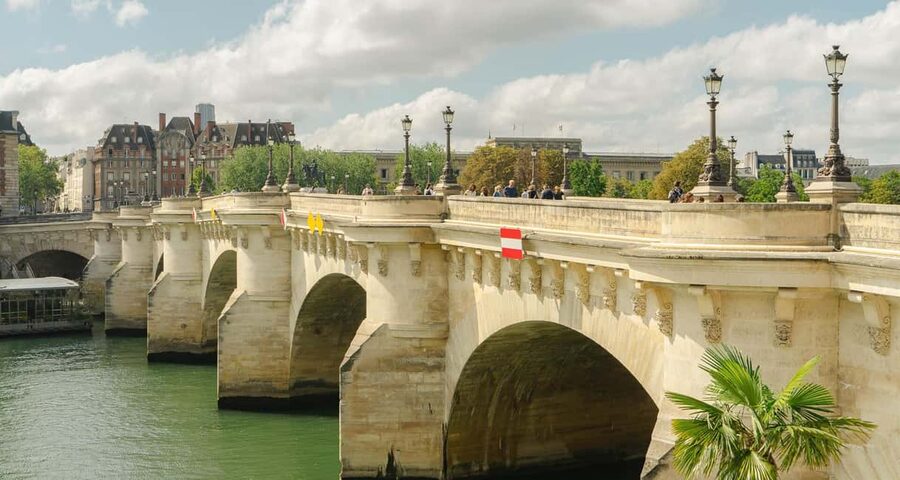 Paris: Private Walking Guided Tour of City's Highlights - Key points at a glance