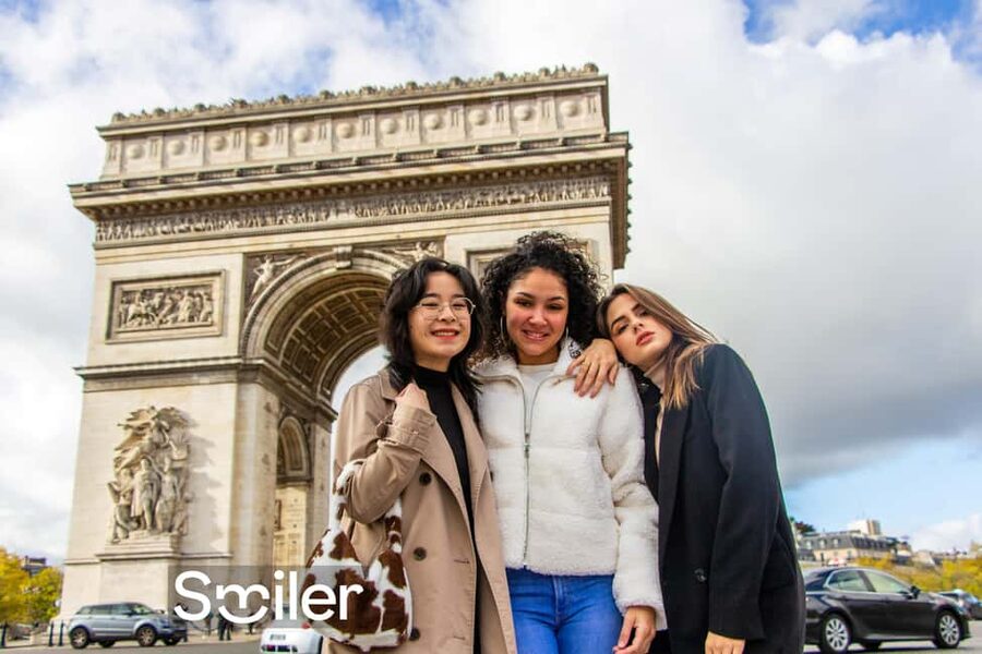 Paris: Professional Photoshoot at the Arc de Triomphe - Fast delivery and downloading your pictures